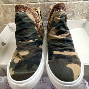 Camo high top sneakers with many details.